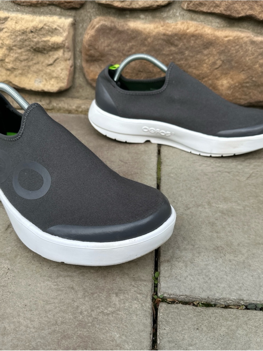 Oofos Men’s Size 10.5 OOmg EeZee Grey Walking Shoes Low Recovery Slip on